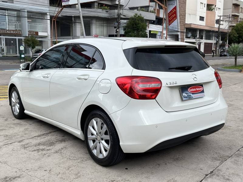 MERCEDES-BENZ - A 200 - 2014/2015 - Branca - R$ 88.990,00