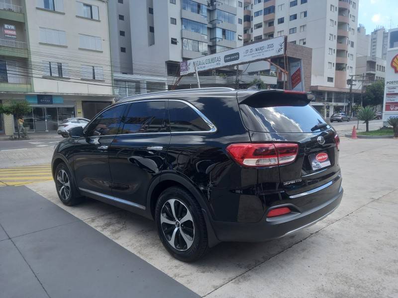 KIA MOTORS - SORENTO - 2015/2016 - Preta - R$ 109.990,00