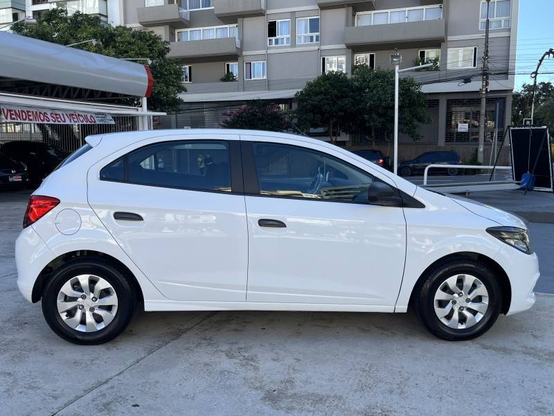 CHEVROLET - ONIX - 2019/2019 - Branca - R$ 52.990,00