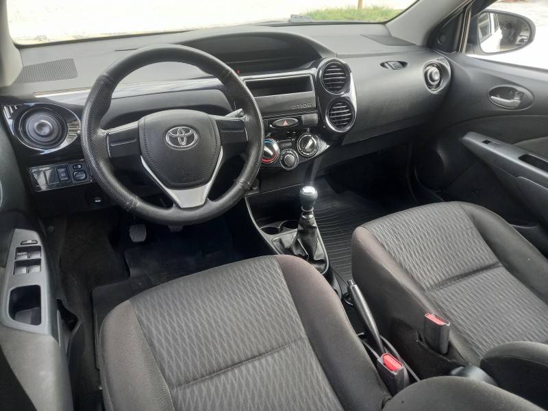 TOYOTA - ETIOS - 2019/2020 - Branca - R$ 60.900,00