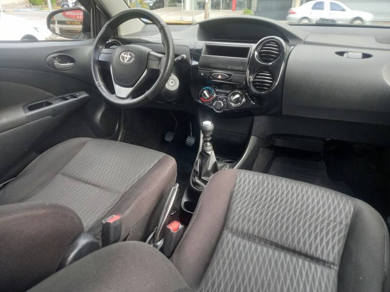 TOYOTA - ETIOS - 2019/2020 - Branca - R$ 60.900,00