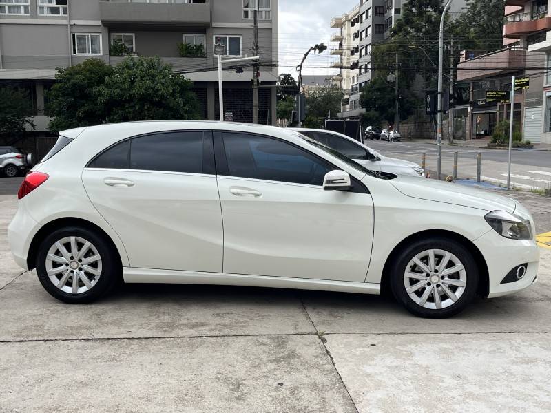 MERCEDES-BENZ - A 200 - 2014/2015 - Branca - R$ 88.990,00