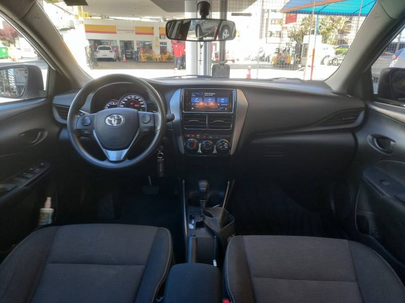 TOYOTA - YARIS - 2022/2023 - Branca - R$ 85.990,00