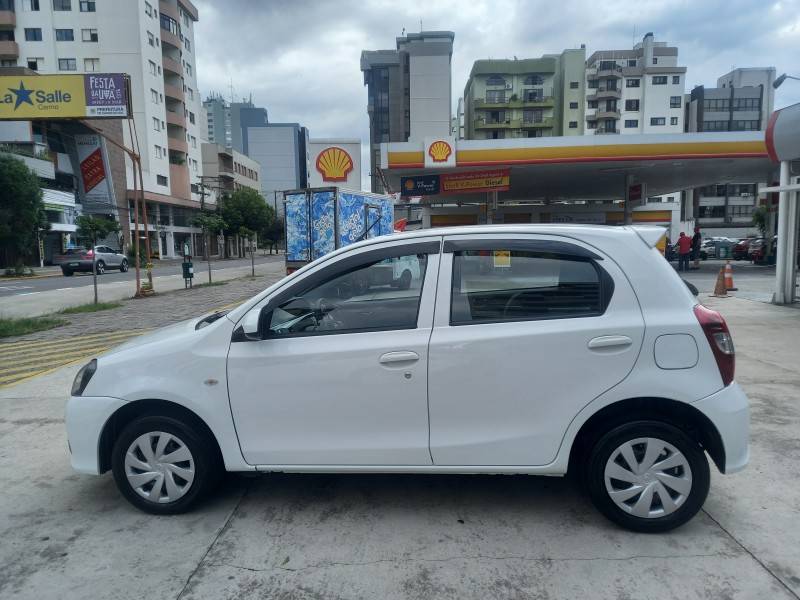 TOYOTA - ETIOS - 2019/2020 - Branca - R$ 60.900,00