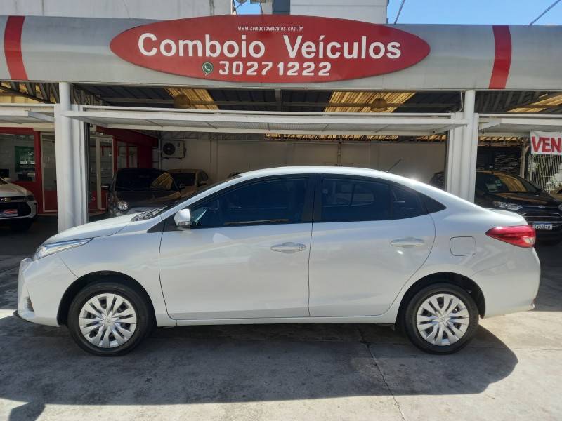 TOYOTA - YARIS - 2022/2023 - Branca - R$ 85.990,00
