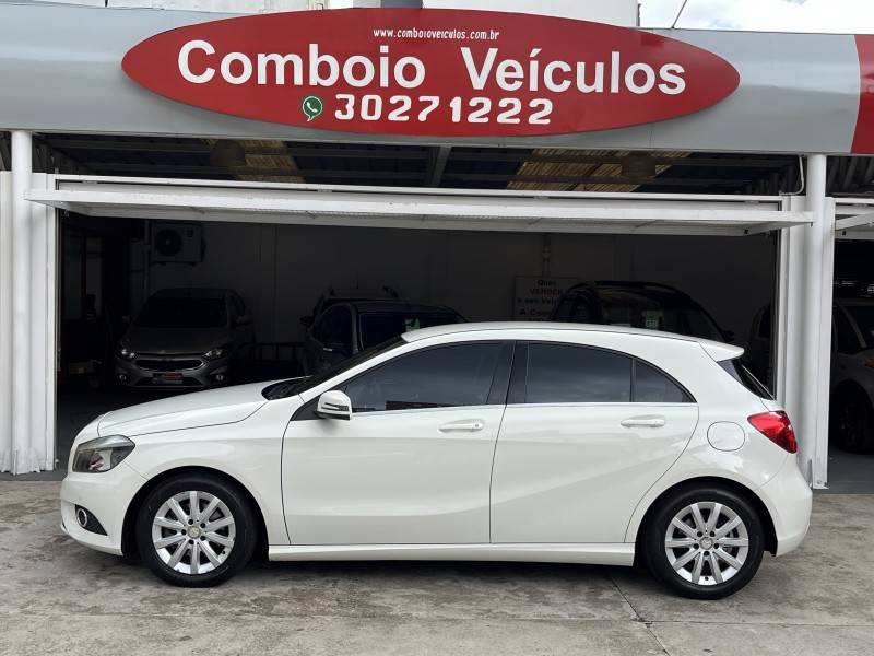 MERCEDES-BENZ - A 200 - 2014/2015 - Branca - R$ 88.990,00