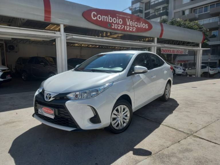 TOYOTA - YARIS - 2022/2023 - Branca - R$ 85.990,00