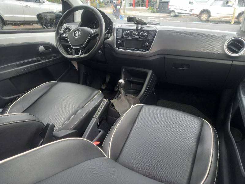 VOLKSWAGEN - UP - 2017/2018 - Branca - R$ 60.990,00
