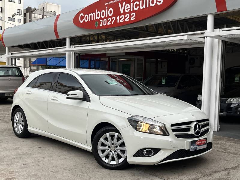 MERCEDES-BENZ - A 200 - 2014/2015 - Branca - R$ 88.990,00