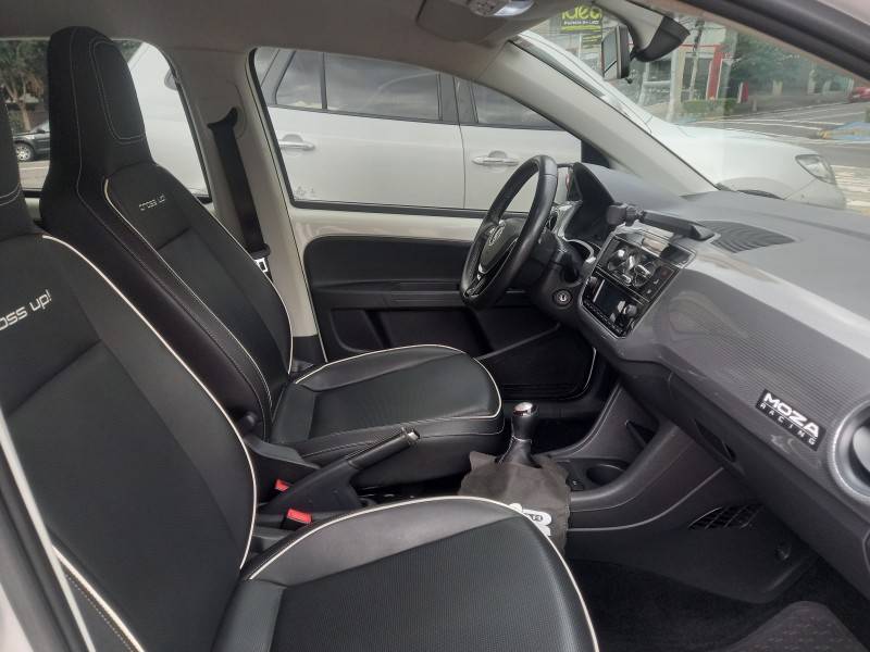 VOLKSWAGEN - UP - 2017/2018 - Branca - R$ 60.990,00