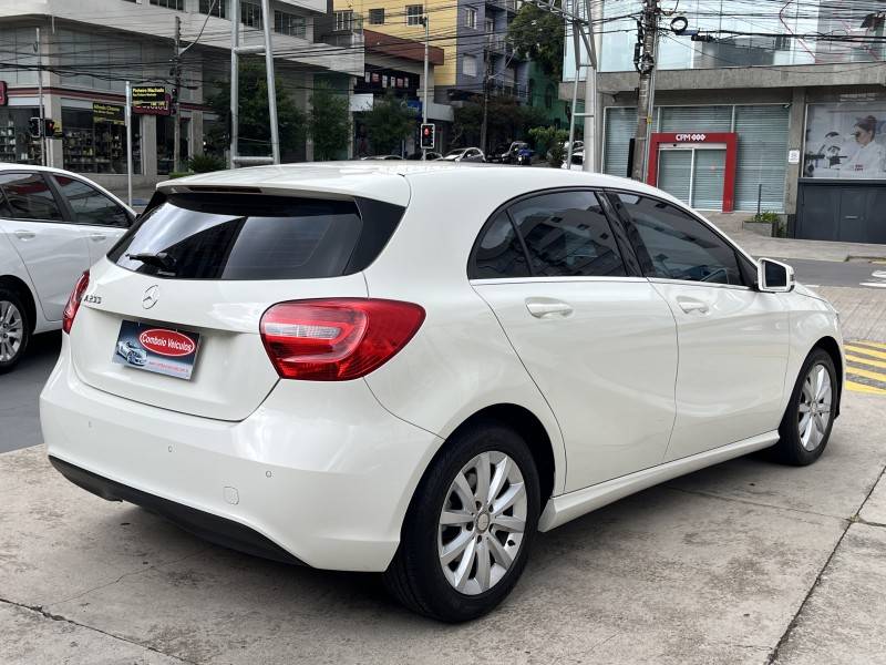 MERCEDES-BENZ - A 200 - 2014/2015 - Branca - R$ 88.990,00