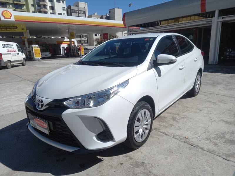 TOYOTA - YARIS - 2022/2023 - Branca - R$ 85.990,00