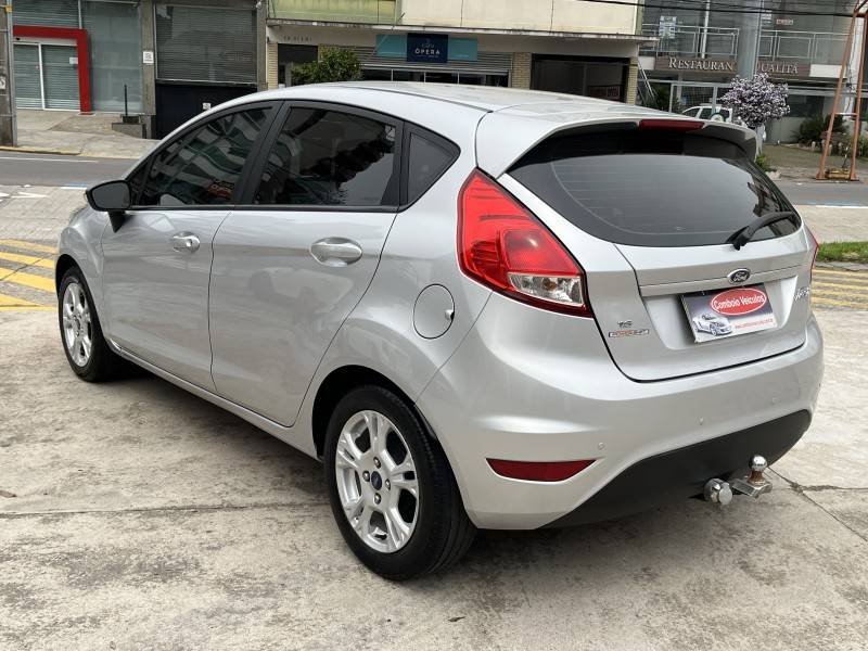 FORD - FIESTA - 2014/2015 - Prata - R$ 47.990,00