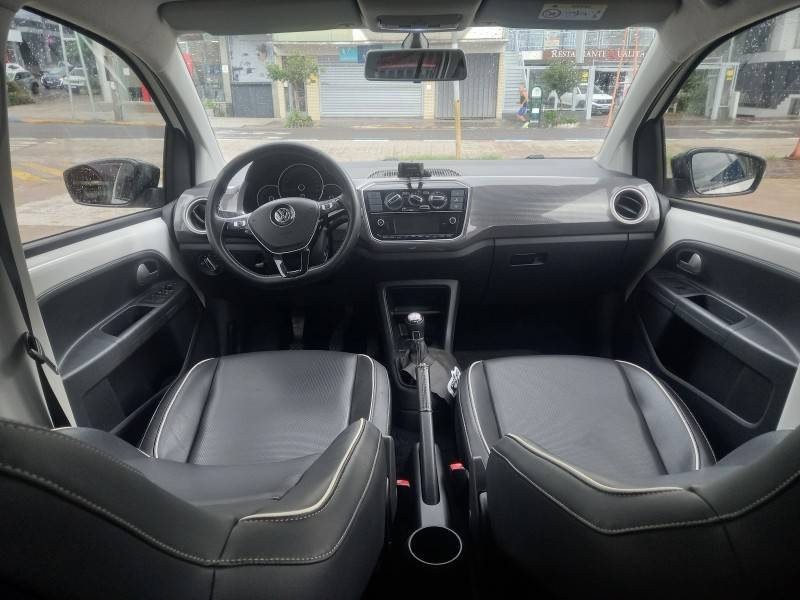 VOLKSWAGEN - UP - 2017/2018 - Branca - R$ 60.990,00