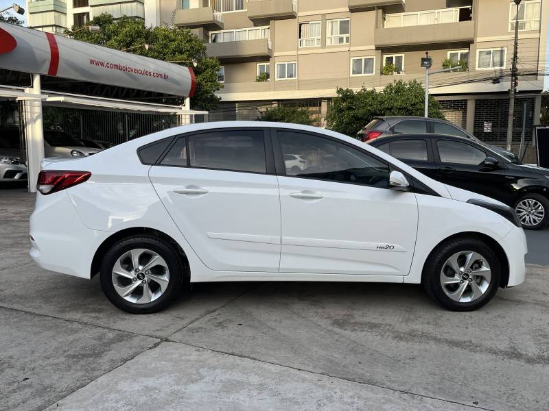 HYUNDAI - HB20S - 2015/2016 - Branca - R$ 62.990,00