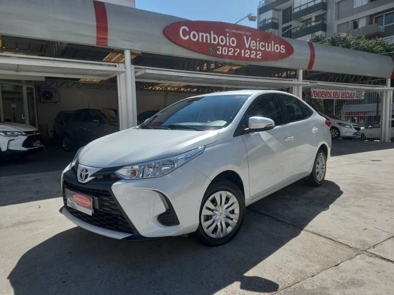 TOYOTA - YARIS - 2022/2023 - Branca - R$ 85.990,00