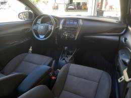 TOYOTA - YARIS - 2022/2023 - Branca - R$ 85.990,00