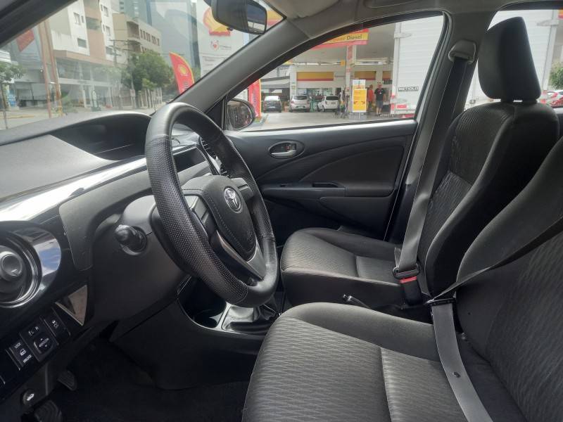 TOYOTA - ETIOS - 2019/2020 - Branca - R$ 60.900,00