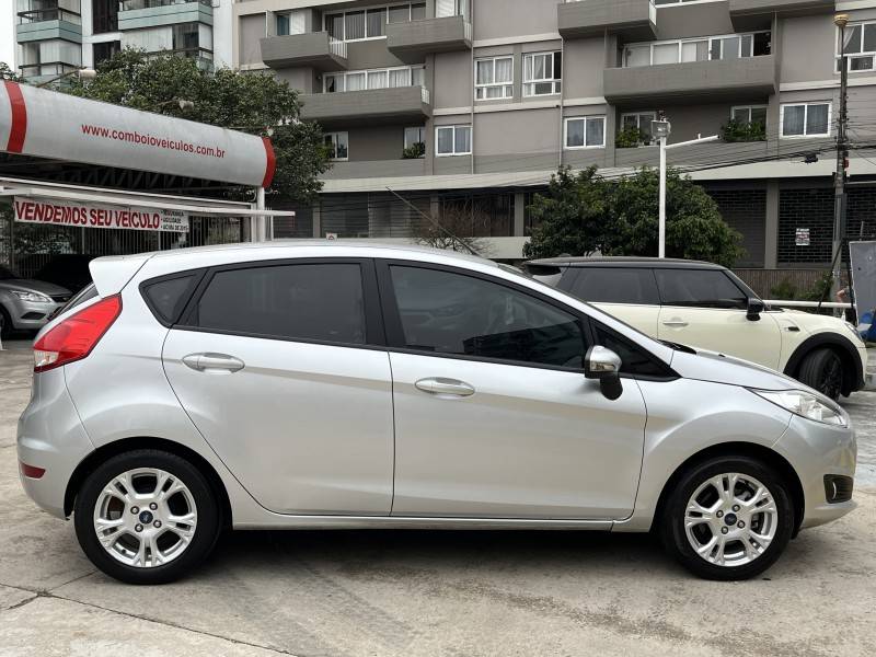 FORD - FIESTA - 2014/2015 - Prata - R$ 47.990,00