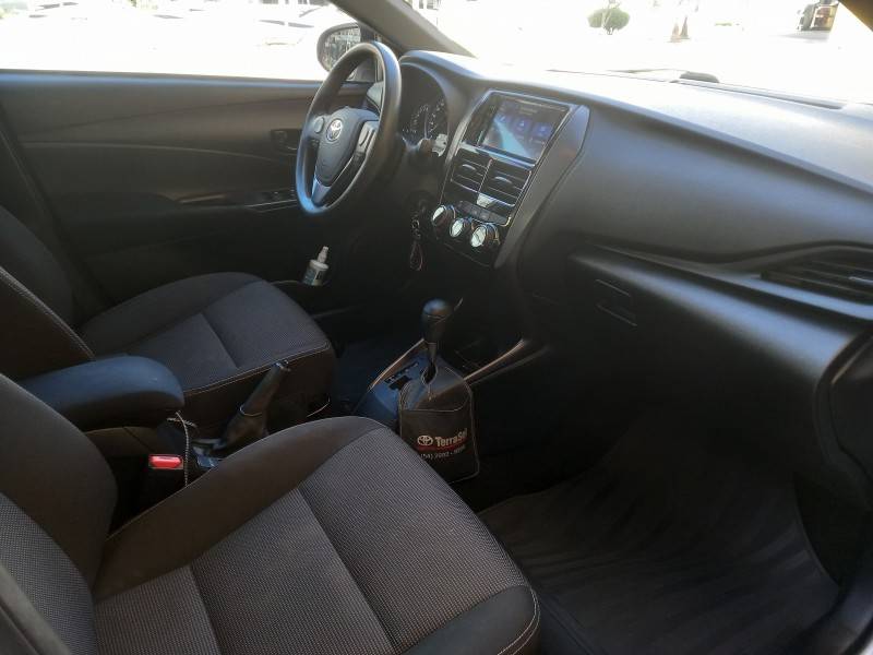 TOYOTA - YARIS - 2022/2023 - Branca - R$ 85.990,00