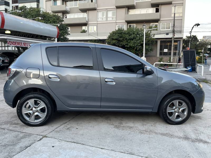RENAULT - SANDERO - 2017/2018 - Cinza - R$ 40.990,00
