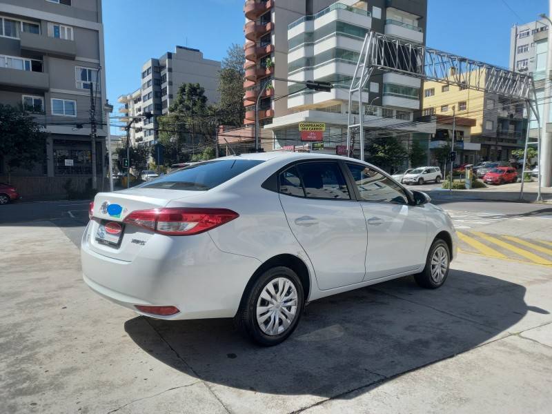 TOYOTA - YARIS - 2022/2023 - Branca - R$ 85.990,00